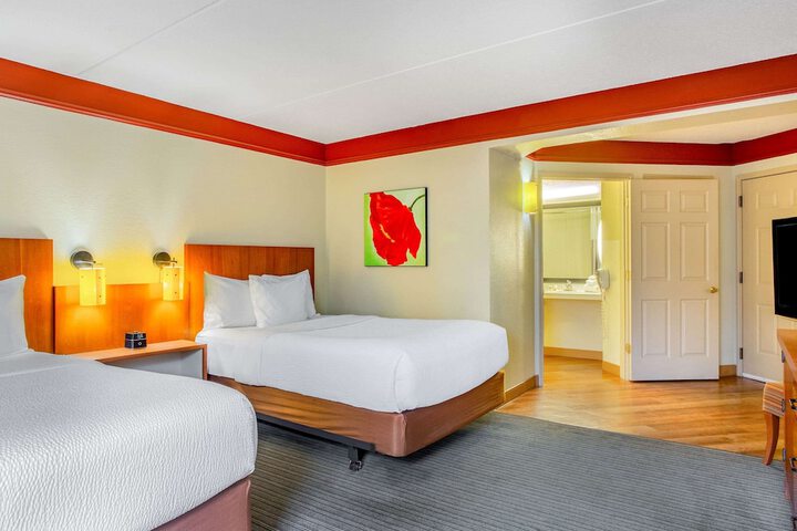 2 Double Beds (7 of 10)
