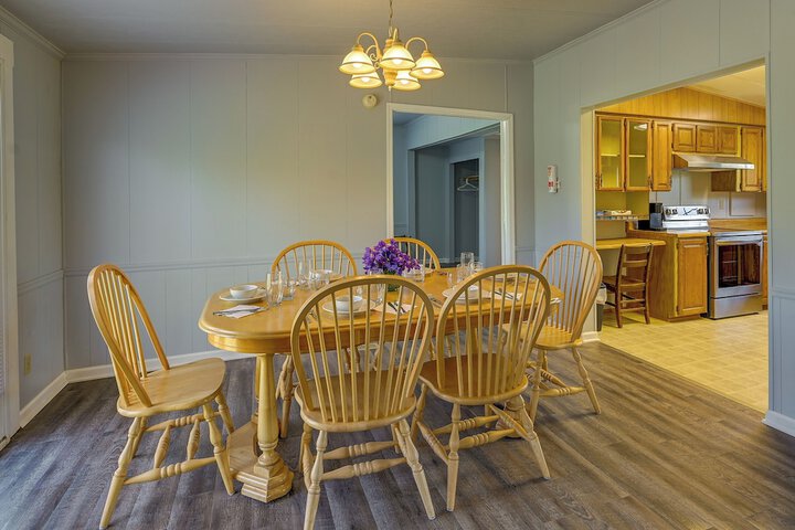 Quaint Asheboro Home 1 Mi to North Carolina Zoo!