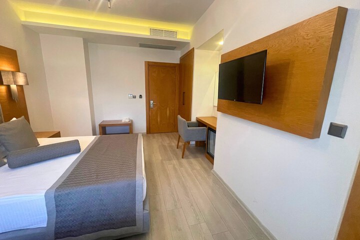 Room 15 of 48