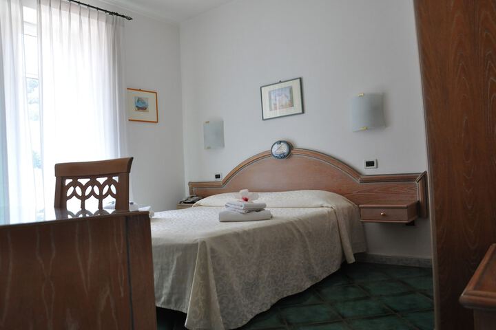 Room 4 of 63