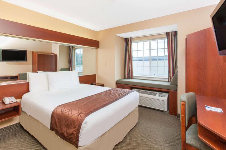 1 Queen Bed (2 of 17)
