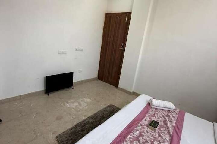 Room 4 of 37