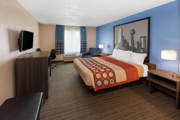 1 King Bed (2 of 9)