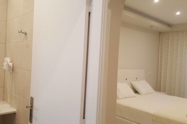 Room 6 of 32