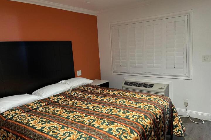 1 King Bed Micfridge (3 of 3)
