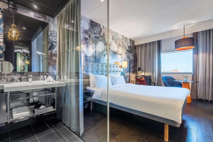 Room 21 of 214