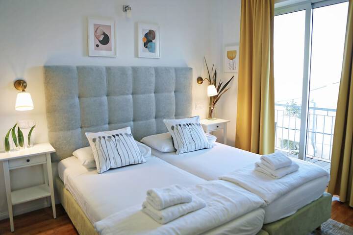 Room 16 of 104