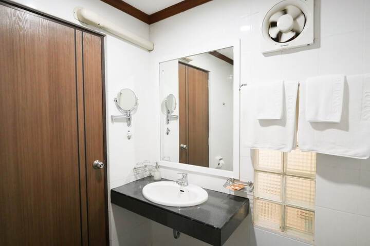 Room 40 of 48