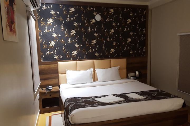 Room 8 of 14