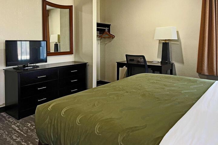 1 King Bed (1 of 17)