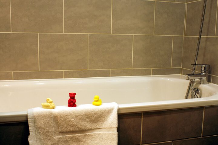 Deep soaking bathtub