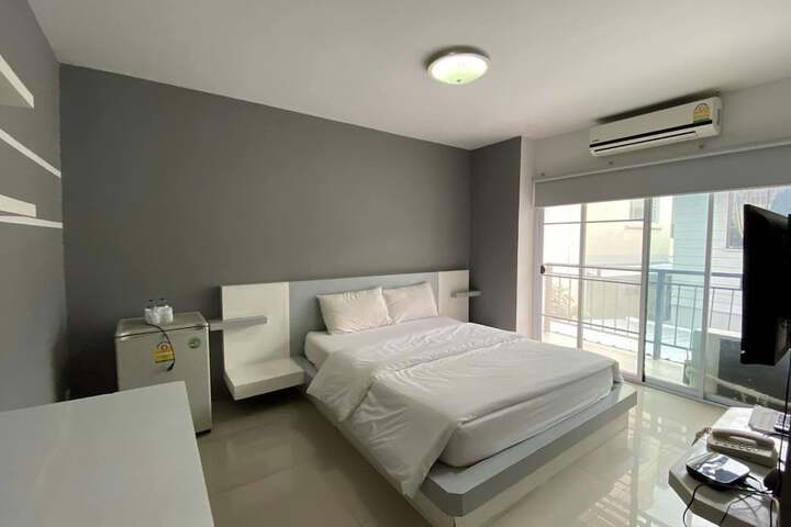 Room 6 of 9