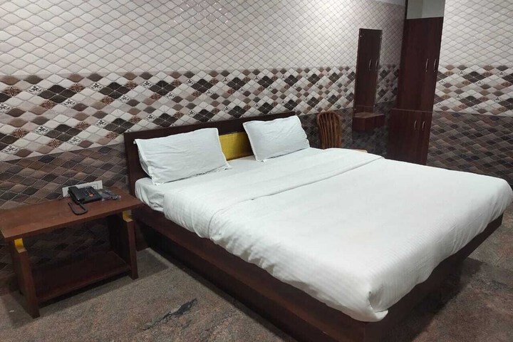 Room 5 of 9