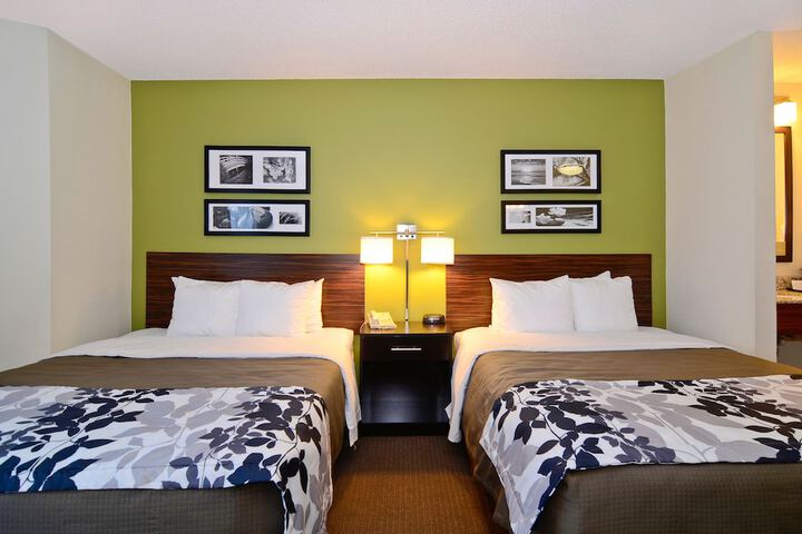 1 Queen Bed (16 of 18)