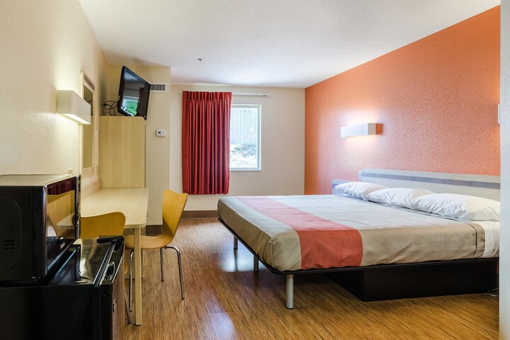 1 King Bed (5 of 14)
