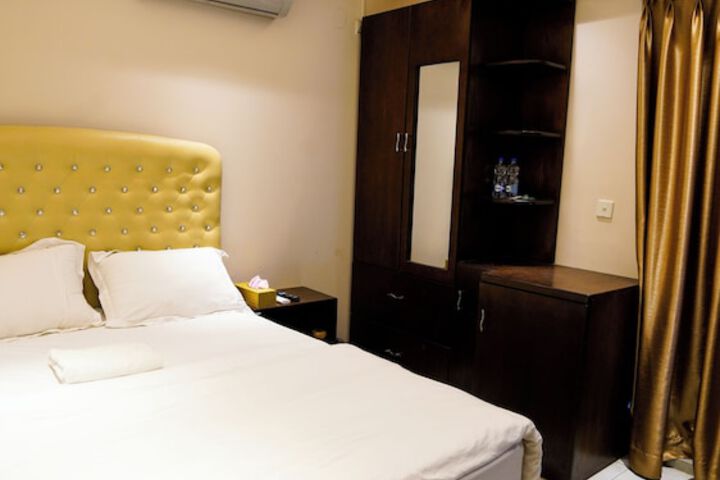 Room 8 of 10