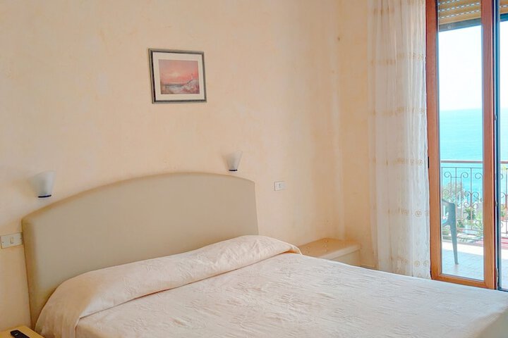 Room 10 of 204