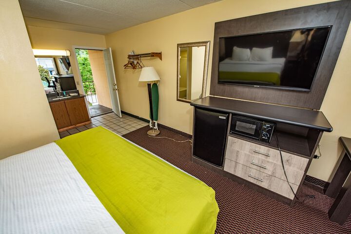 1 King Bed Hot Tub (8 of 10)