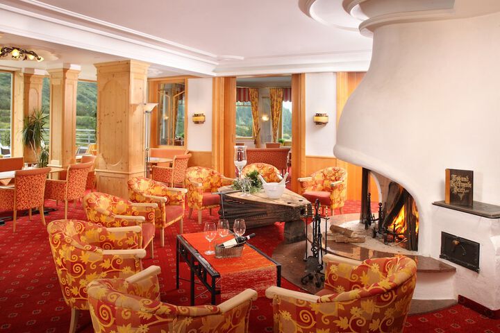 Lounge 24 of 27