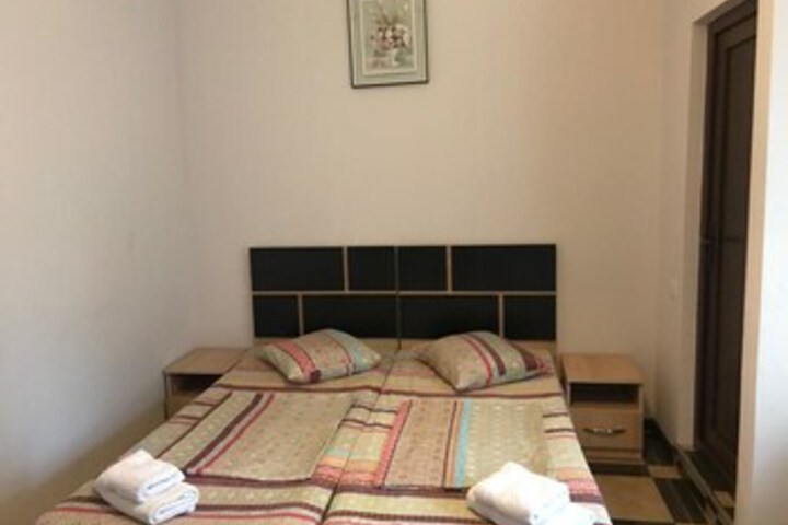 Room 4 of 32
