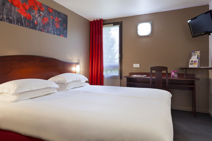 Room 8 of 28