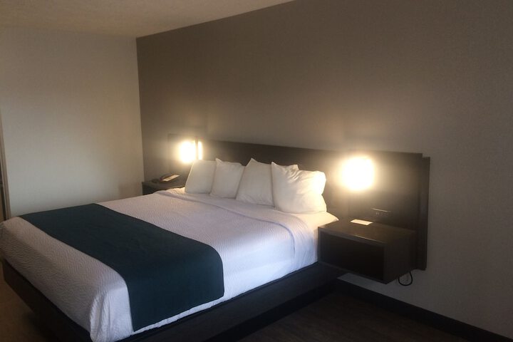 1 King Bed Micfridge (5 of 10)