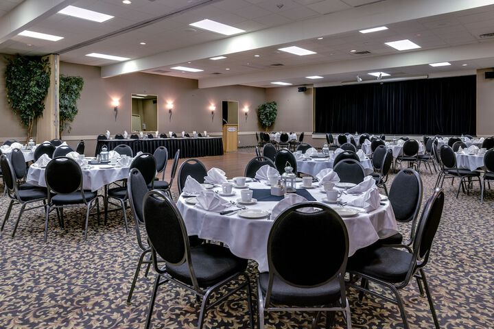 Ballroom/Hall 17 of 21