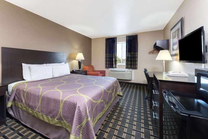 1 Queen Bed (10 of 11)
