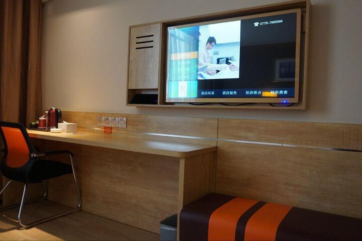 Room 5 of 9