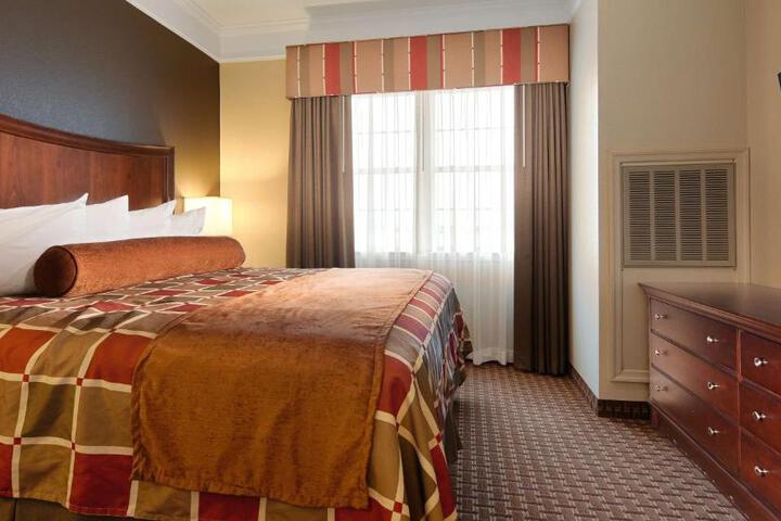 1 King Bed Executive Room, Microwave and Refrigerator WiFi Full Breakfast (9 of 10)