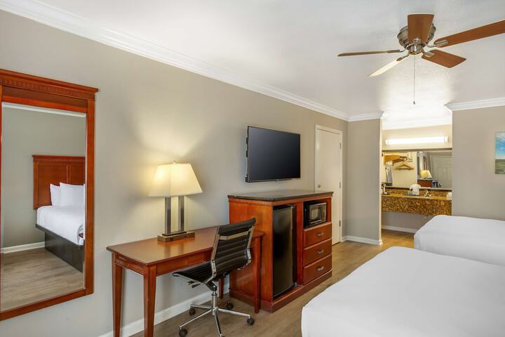 2 Queen Beds (10 of 10)