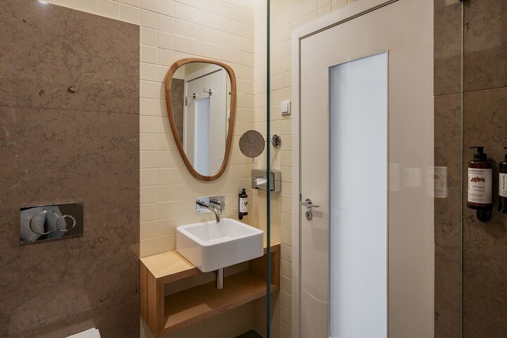 Room 14 of 18