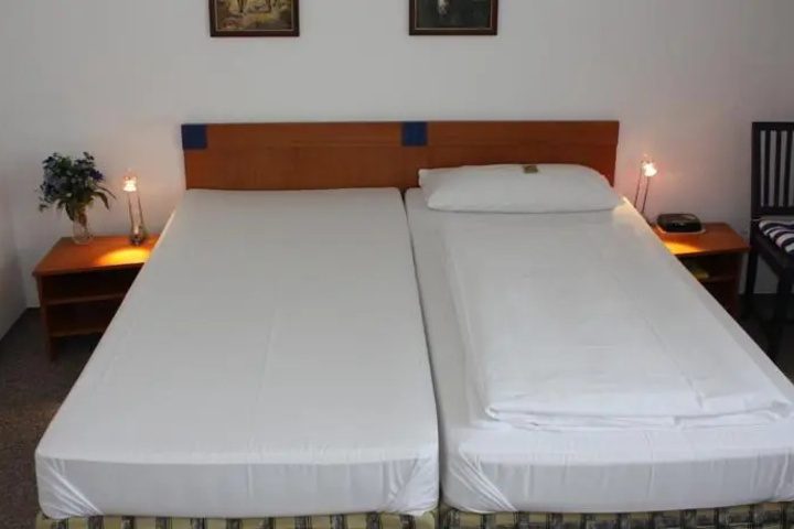 Room 7 of 8