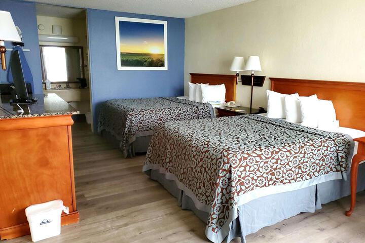 1 King Bed (2 of 17)