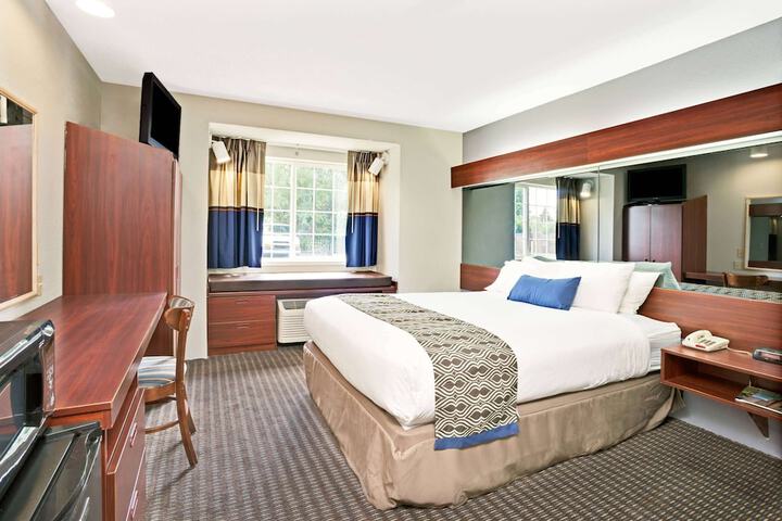 1 Queen Bed Accessible Room (6 of 12)