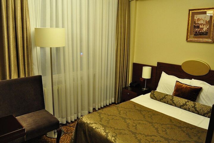 Room 11 of 33