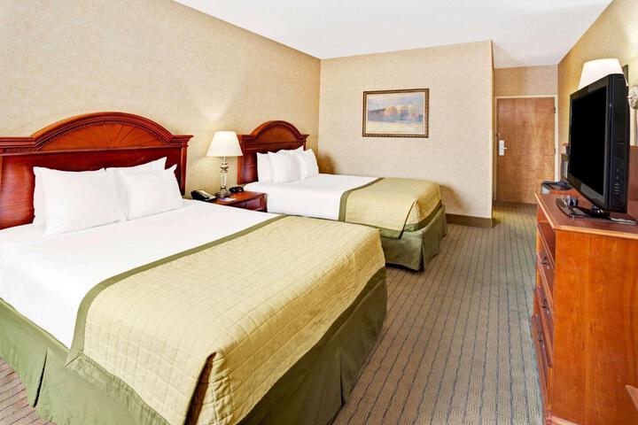 2 Queen Beds (2 of 5)