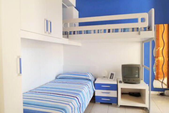 Room 4 of 7