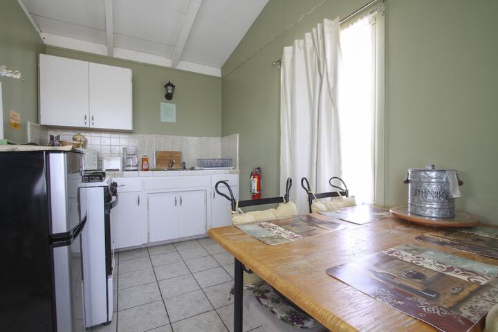 Deluxe King with Full Kitchen (6 of 18)