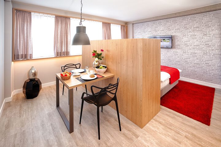 Room 4 of 84
