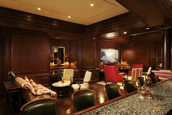 Lounge 44 of 61
