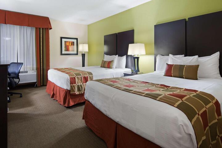2 Queen Beds Microwave, Refrigerator Work Desk WiFi Full Breakfast (2 of 5)