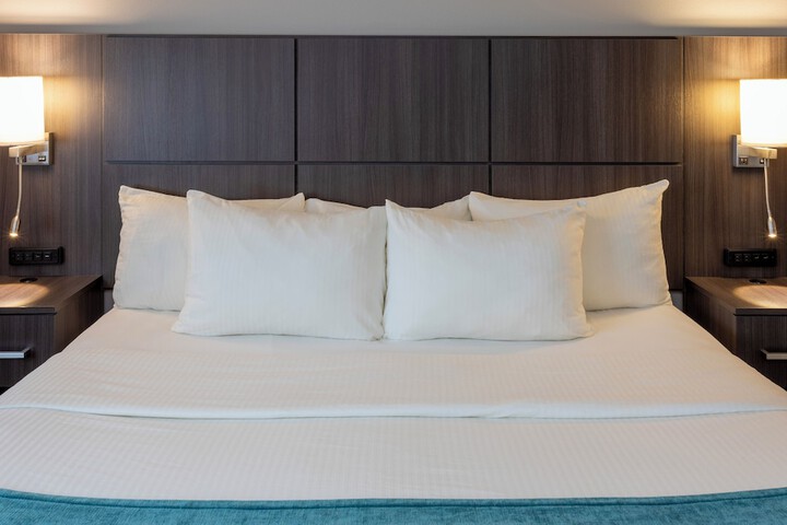 1 Bedroom Suite King Bed Jetted Tub (3 of 9)