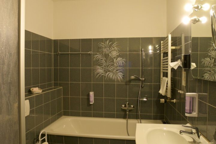Room 71 of 106