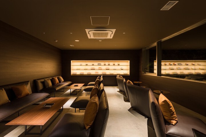 Lounge 44 of 60