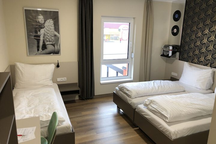 Room 17 of 39