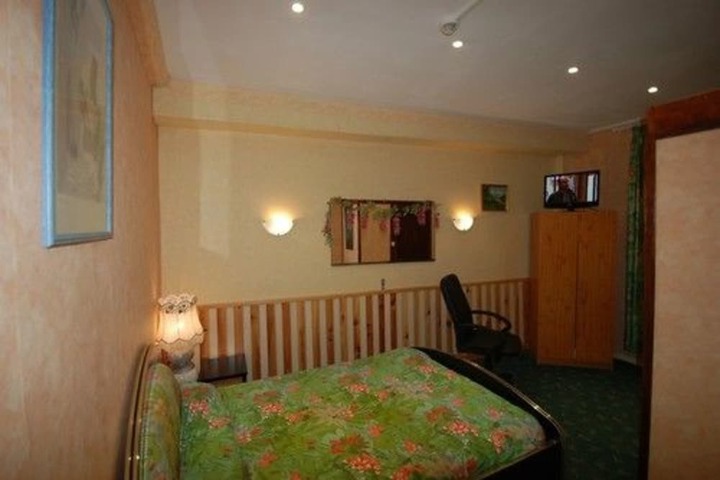 Room 7 of 16