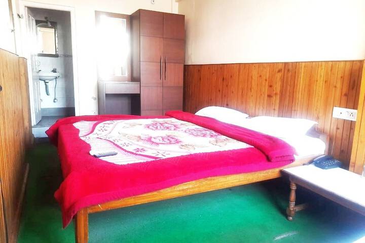 Room 5 of 12
