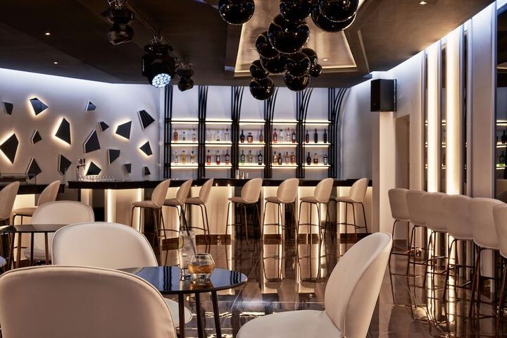 Lounge 88 of 107