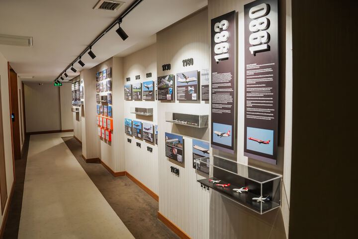 Ballroom/Hall 116 of 122